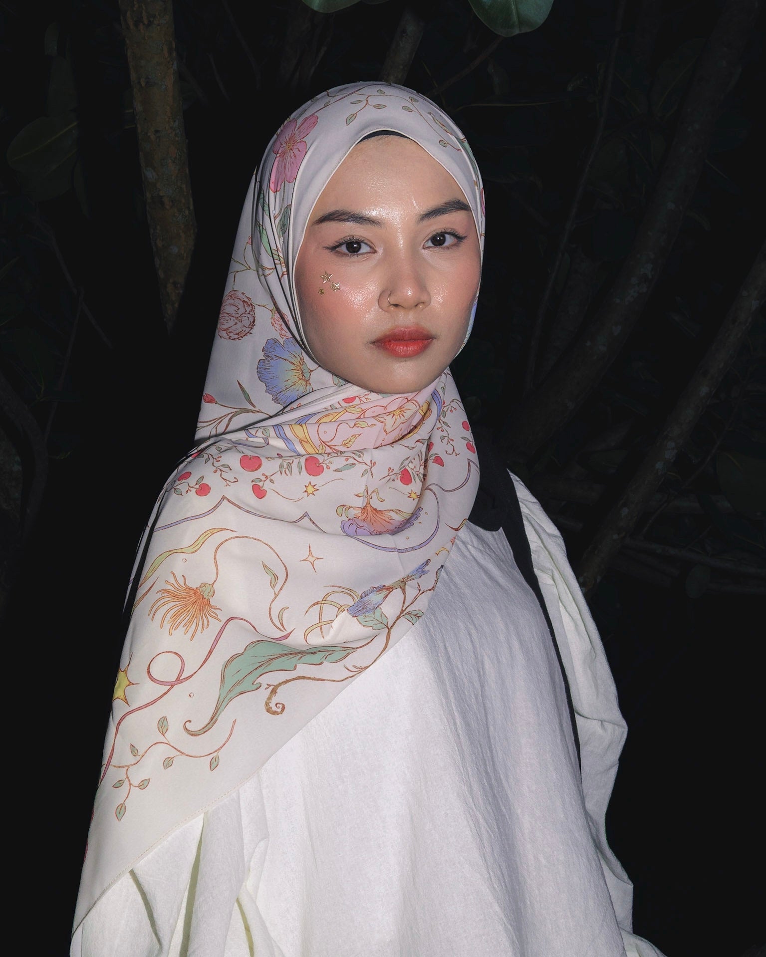 Model wearing Soof Fotosynthesia printed korean chiffon hijab scarf in offwhite.