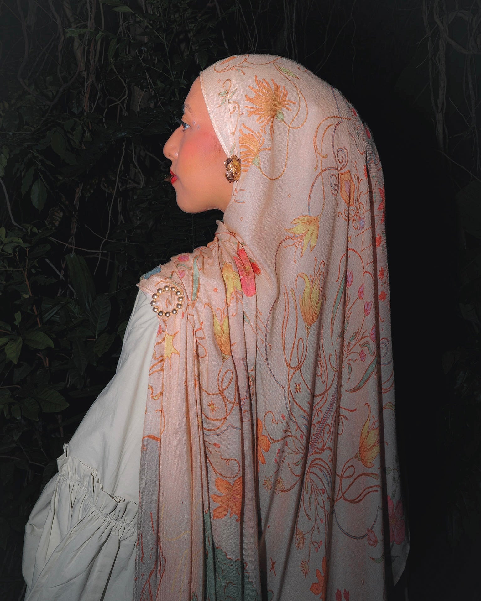 Model wearing Soof Fotosynthesia printed modal cotton scarf hijab scarf in offwhite.