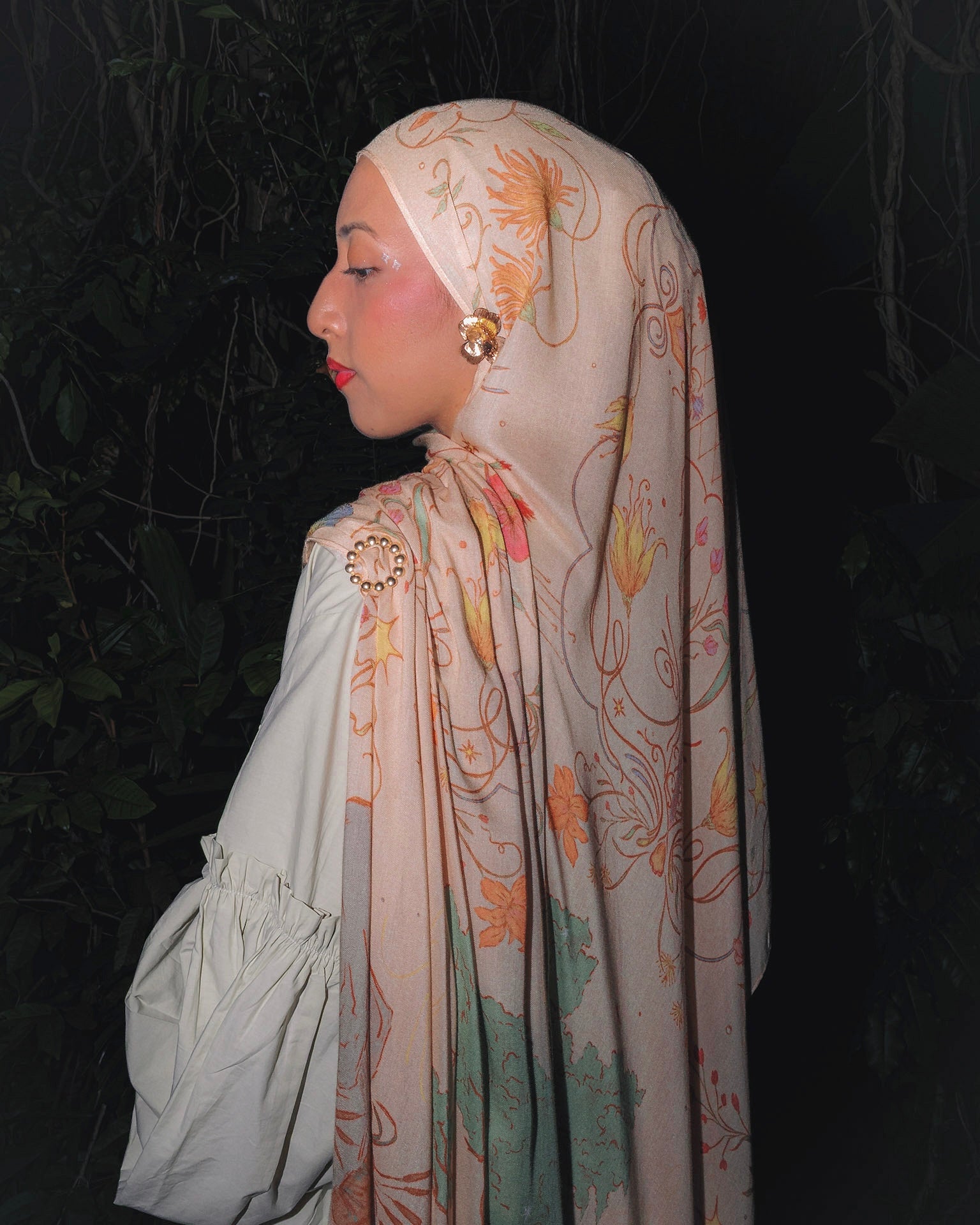 Model wearing Soof Fotosynthesia printed modal cotton scarf hijab scarf in offwhite.